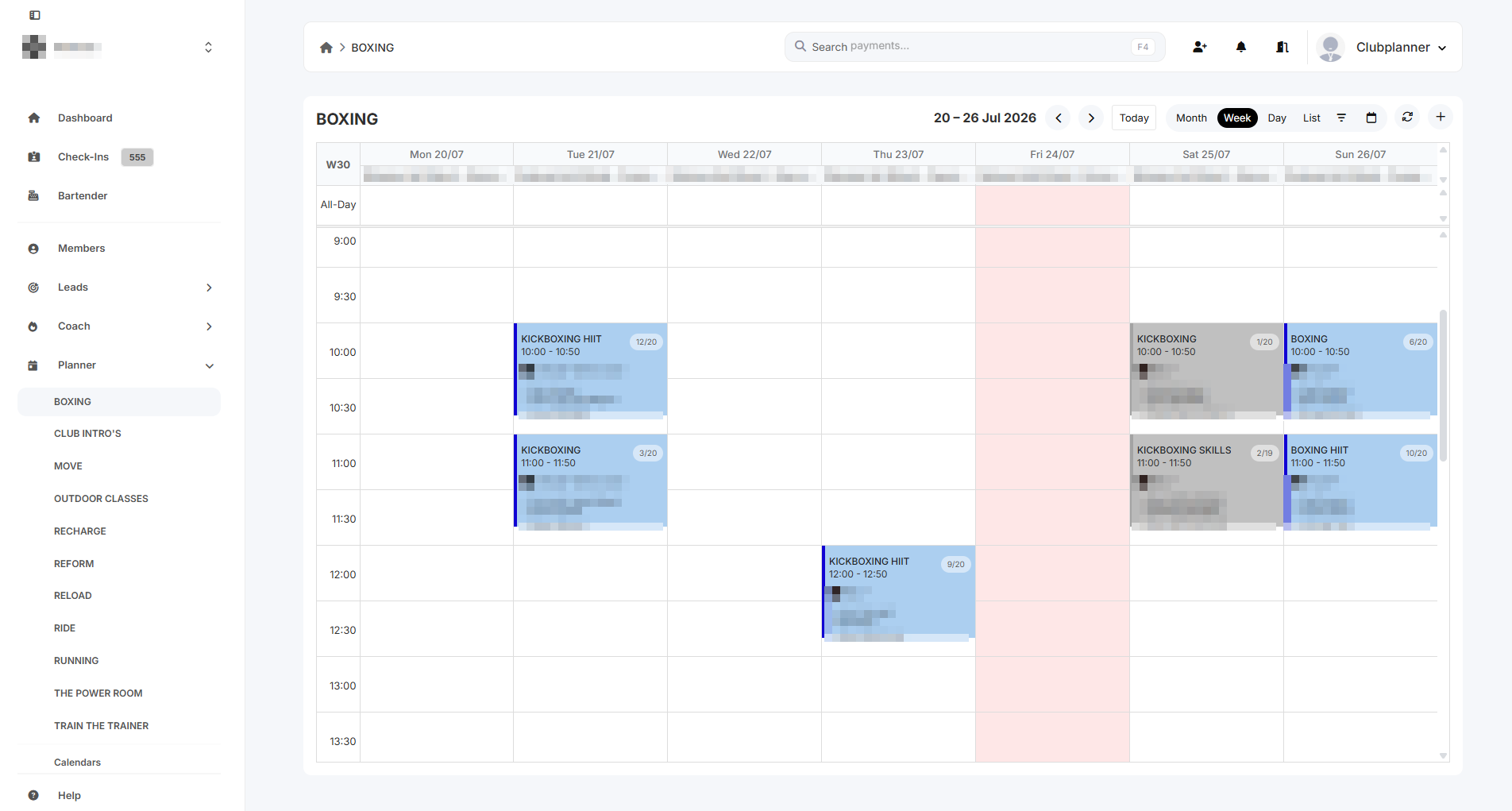 Ein Kurskalender mit Sessions über mehrere Räume und Trainer
